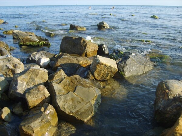 каменистый пляж,валуны,чистая вода
