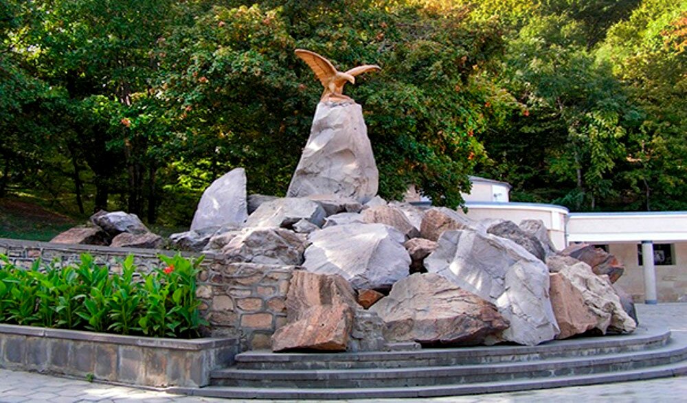 Скулптура орла в Железноводске
